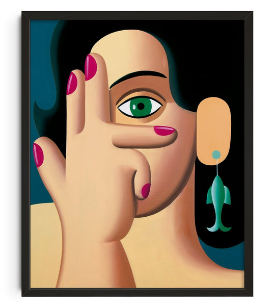 Mujer con pendiente de pez